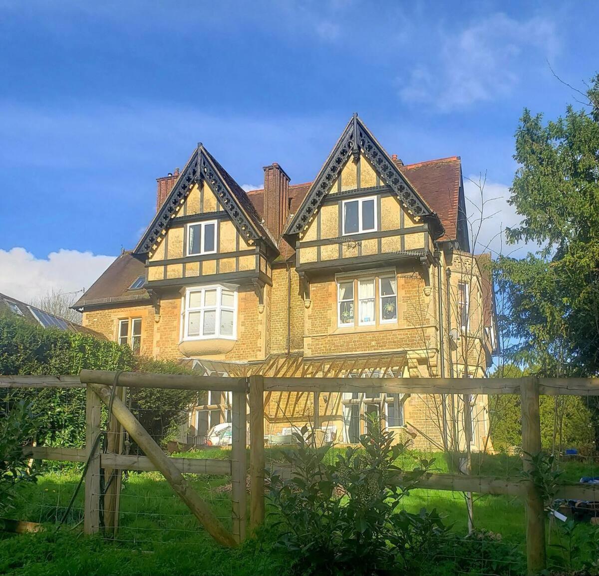 Lovely 3 Bed Condo Reigate Bagian luar foto